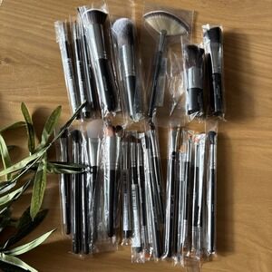 LOT OF 24 🌸Younique Makeup BRUSHES Kabuki Applicator Fan Puff Powder Blusher